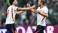 Bintang Timnas Inggris, Harry Kane (kanan), berselebrasi dengan Declan Rice setelah memenangi laga kontra Meksiko pada 16 besar Piala Dunia 2026 di Stadion Azteka, Mexico City, Senin (6/7/2026) pagi WIB. (AFP/Carl De Souza)