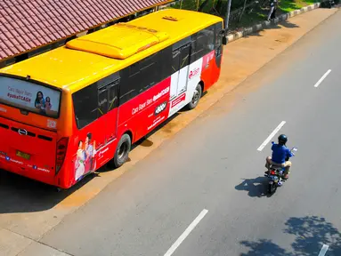 Bus Transjakarta saat berhenti di halte Universitas Indonesia Depok, Jakarta, Senin (25/4/2016). Transjakarta tambah 4 rute baru untuk memudahkan warga luar Jakarta. (Liputan6.com/Yoppy Renato)