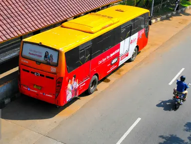 Bus Transjakarta saat berhenti di halte Universitas Indonesia Depok, Jakarta, Senin (25/4/2016). Transjakarta tambah 4 rute baru untuk memudahkan warga luar Jakarta. (Liputan6.com/Yoppy Renato)