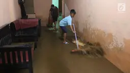 Warga membersihkan rumah mereka akibat banjir yang melanda Kampung Melayu, Jakarta Timur, Senin (25/6). Banjir kiriman ini terjadi akibat hujan deras yang mengguyur wilayah Bogor sejak kemarin. (Liputan6.com/Arya Manggala)
