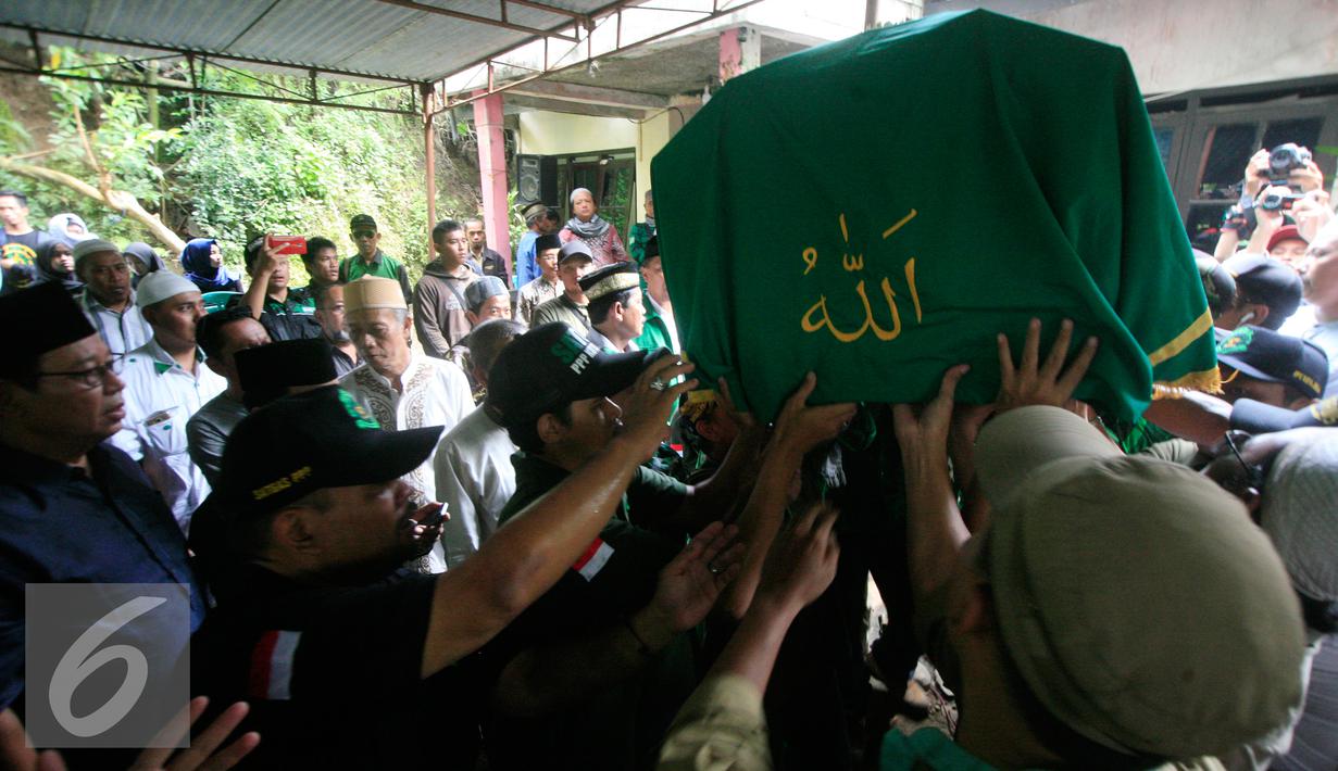 Sejumlah warga mengusung keranda berisi jenazah Didin Bolewan di Mlati,Sleman, Yogyakarta (18/4). Didin meninggal saat konvoi bersama ribuan massa simpatisan PPP asal Yogyakarta dan Jawa Tengah. (Liputan.com/Boy Harjanto)