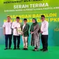 Ketua Umum Partai Kebangkitan Bangsa (PKB) Muhaimin Iskandar berikan langsung Form B1 KWK kepada pasangan bakal calon Bupati-Wakil Bupati Tangerang, Maesyal Rasyid dan Intan Nurul Hikmah di Hotel Fairmont, Senayan, Jakarta, Minggu malam (18/8/2024). (Liputan6.com/Pramita Tristiawati).