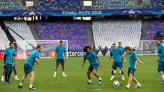 Pemain Real Madrid, Luka Modric mengoper bola selama sesi latihan menjelang final Liga Champions di NSC Olimpiyskiy Stadium, Kiev, Jumat (25/5). Final Liga Champions akan mempertemukan Real Madrid melawan wakil Inggris, Liverpool.  (AP/Pavel Golovkin)