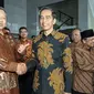 Presiden Joko Widodo (kanan) bersalaman dengan Mantan Presiden ke-6 Susilo Bambang Yudhoyono usai peresmian gedung baru KPK di Jakarta, Selasa (29/12). Penggunaan gedung ini baru bisa digunakan pada Maret mendatang. (Liputan6.com/Faizal Fanani)