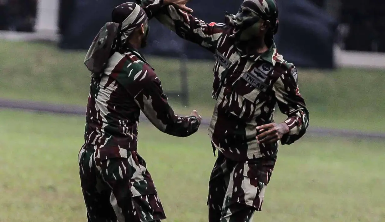 Atraksi bela diri personel Kopassus saat upacara penyerahan satuan Kopassus dari Mayjen TNI Madsuni kepada Mayjen TNI Eko Margiyono di  Lapangan Mako Kopassus, Jakarta, Jumat (23/3). (Liputan6.com/Faizal Fanani)