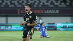 Pemain tengah Dewa United, Rafael William Struick merayakan golnya ke gawang Shan United pada matchday ketiga Grup E AFC Challange League 2025-2026 di Stadion Indomilk Arena, Tangerang, Sabtu (1/11/2025) malam WIB. (Bola.com/M Iqbal Ichsan)