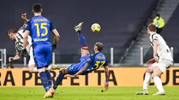 Pemain Udinese, Roberto Pereyra, melakukan tendangan salto saat melawan Juventus pada laga Liga Italia di Stadion Allianz, Turin, Minggu (3/1/2021). Juventus menang dengan skor 4-1. (Marco Alpozzi/LaPresse via AP)