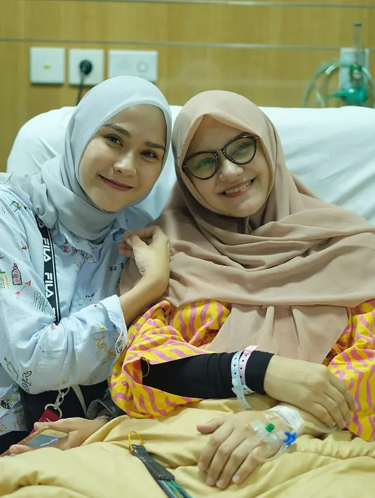 (Instagram/zeezeeshahab)