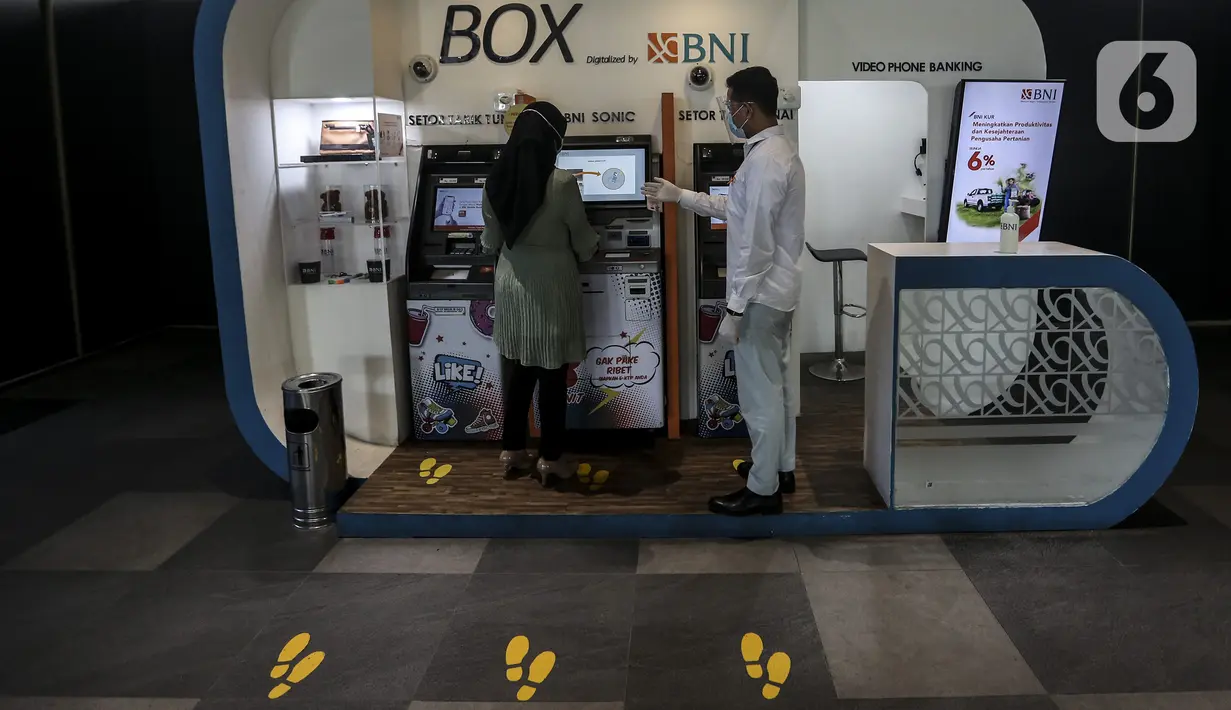 Nasabah beraktivitas di salah satu kantor cabang digital Bank BNI di Jakarta, Rabu (30/12/2020). Hasil studi dari Google, Temasec, dan Bain and Company tahun 2020, menunjukkan bahwa Indonesia menjadi negara dengan nilai transaksi ekonomi digital tertinggi di kawasan ASEAN. (Liputan6.com/Johan Tallo)