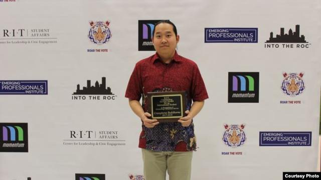 Cristophorus Budidharma saat meraih penghargaan Outstanding Service Award di RIT (dok: Cristophorus Budidharma)