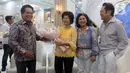 Direktur Utama Bank Rakyat Indonesia (BRI), Hery Gunardi juga menyempatkan berbincang dengan sejumlah nasabah. (Liputan6.com/Helmi Fithriansyah)