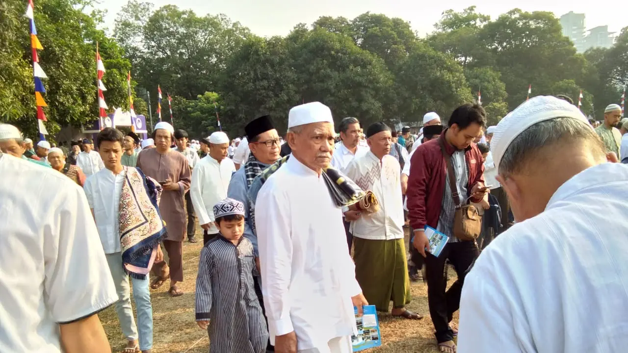 Sejumlah umat Islam di Indonesia melaksanakan salat Idul Adha di Masjid Al Azhar. (Merdeka.com/Nur Habibie)