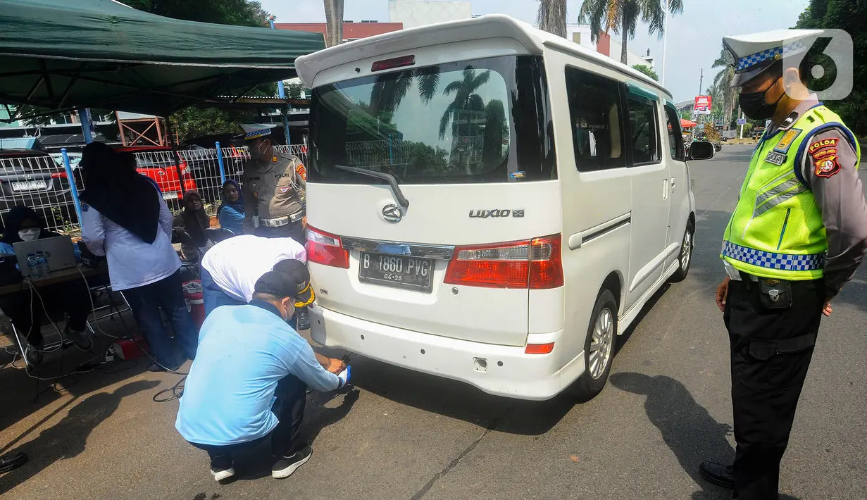 Juru Bicara Satuan Tugas Pengendalian Pencemaran Udara Pemprov DKI Jakarta Ani Ruspitawati mengungkap alasan pemberhentian tilang uji emisi kemarin. Pemprov DKI Jakarta dan polisi ingin memberi waktu yang lebih lama untuk masyarakat melakukan uji emisi. (merdeka.com/Arie Basuki)
