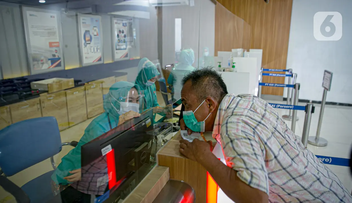 Calon penumpang melakukan pembatalan perjalanan kereta api di Stasiun Pasar Senen di Jakarta, Senin (22/2/2021). Pada Stasiun Pasar Senen tujuh kereta api akibat perawatan pada sejumlah lintasan rel kereta api yang terendam banjir. (Liputan6.com/Faizal Fanani)