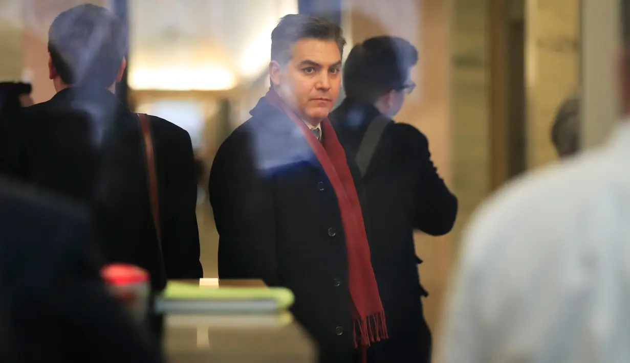 Jurnalis CNN, Jim Acosta melewati pemeriksaan keamanan saat memasuki pengadilan federal untuk menghadiri sidang di Washington, Rabu (14/11). CNN menggugat Presiden Donald Trump  atas penarikan izin meliput salah satu wartawannya. (AP/Manuel Balce Ceneta)