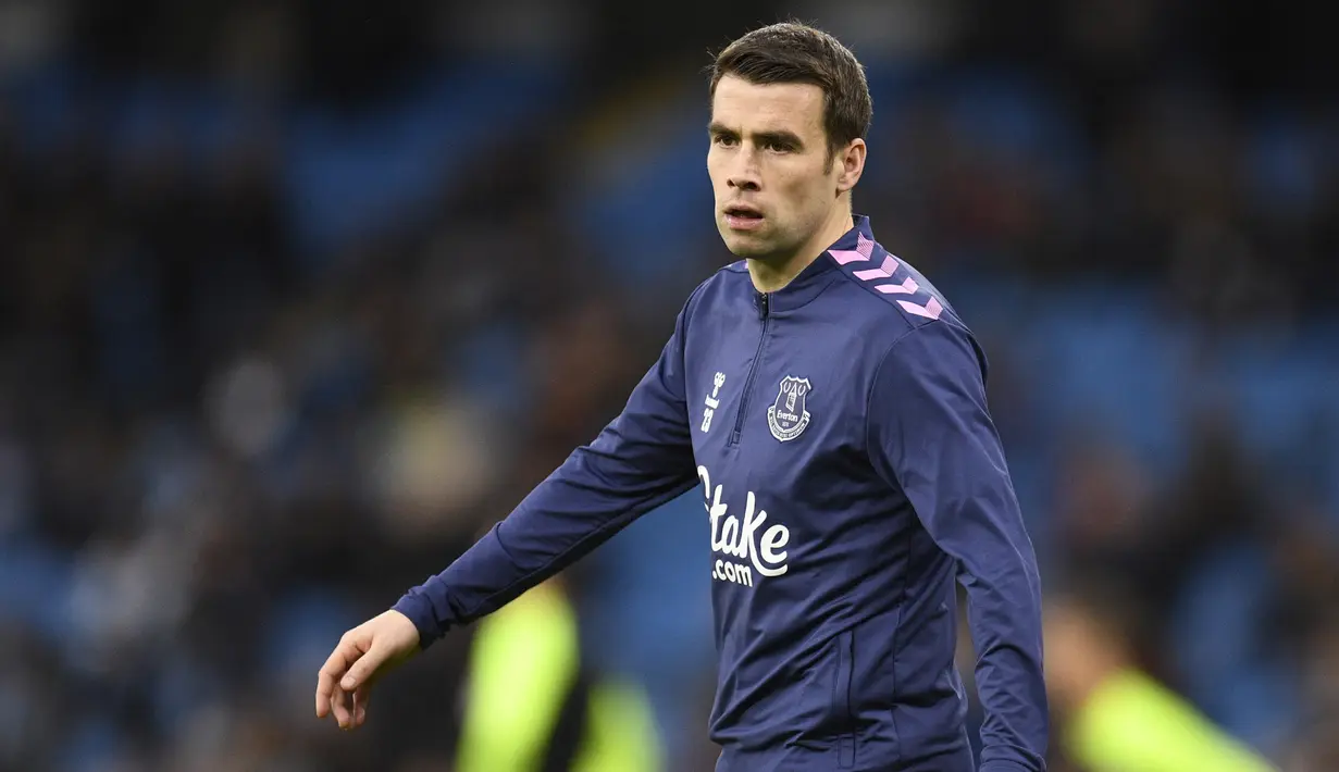Seamus Coleman telah memperkuat Everton sejak Januari 2009 usai didatangkan dari Sligo Rovers. Coleman menjadi orang nomor dua di Everton dengan penampilan terbanyak bermain di Liga Inggris sebanyak 352 penampilan. Total hingga hari ini, Sabtu (14/10/2023) ia telah bermain selama 14 tahun 8 bulan untuk The Toffes. (AFP/Oli Scarff)
