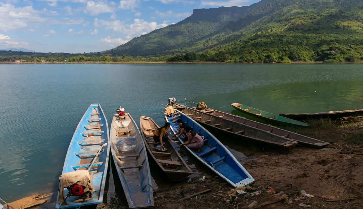 Sejumlah warga desa duduk di atas perahu di tepi Danau Nam Ngum di Provinsi Vientiane, Laos, pada 15 Desember 2020. Terletak di hilir Sungai Nam Ngum dan sekitar 80 km dari ibu kota, Danau Nam Ngum merupakan tempat dengan ratusan pulau kecil yang tersebar di dalamnya. (Xinhua/Kaikeo Saiyasane)