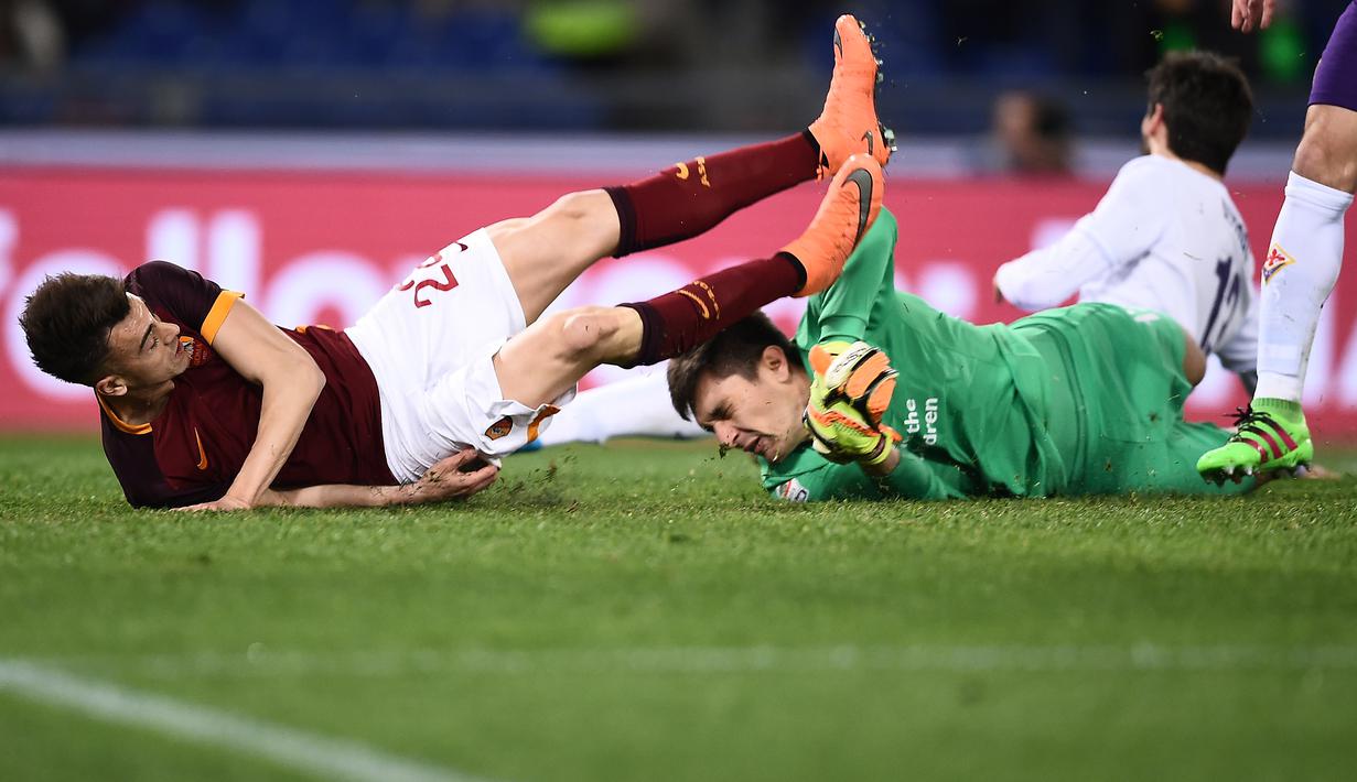 Pemain AS Roma, Stephan El Shaarawy (kiri), saat mencetak gol ke gawang Fiorentina pada laga Serie A Italia di Stadion Olimpico, Roma, Sabtu (5/3/2016) dini hari WIB. (AFP/Filippo Monteforte)