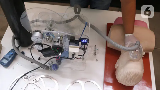 FOTO: Pria Ini Buat Ventilator untuk Pasien COVID-19