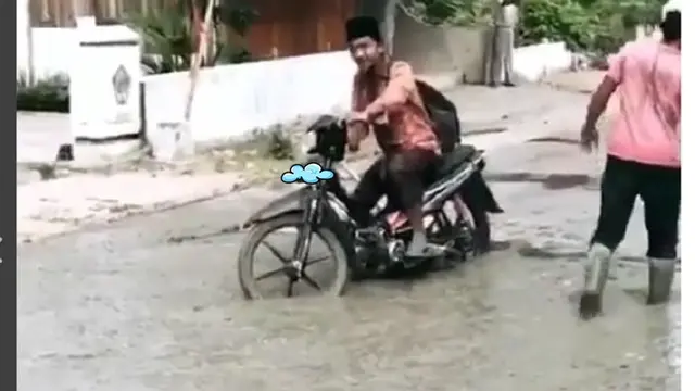 6 Potret Motor Terjebak di Jalan Cor Basah Ini Bikin Elus Dada