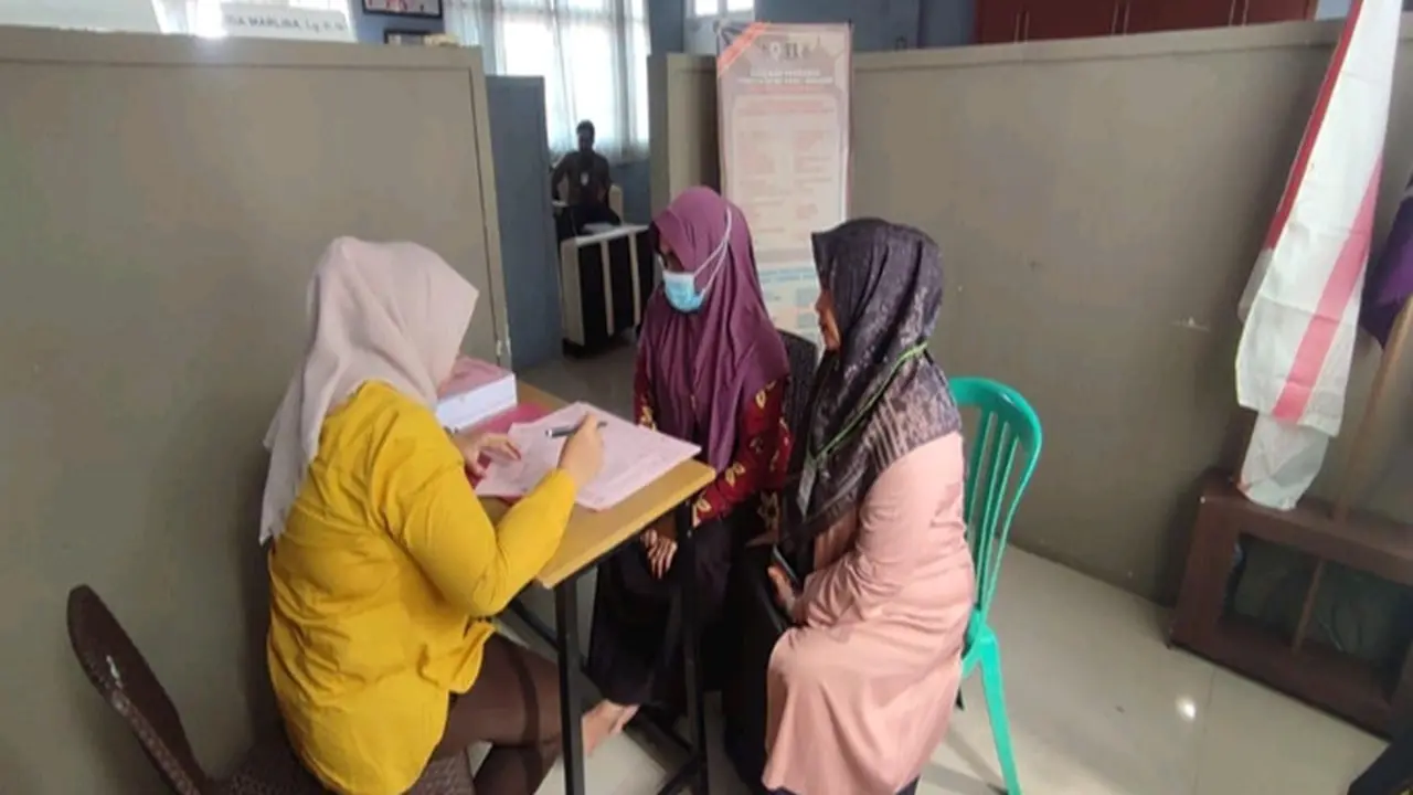 Tim Penyidik Kejari Makassar serahkan tersangka dan barang bukti tipikor pembangunan perpustakaan Kota Makassar ke Penuntut Umum (Liputan6.com/Eka Hakim)
