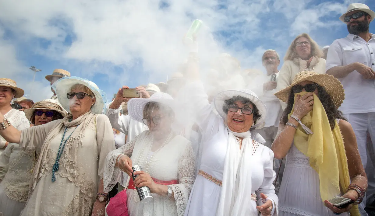 Para pengunjung melempar bedak saat ambil bagian dalam karnaval jalanan 'Los Indianos' di Santa Cruz de la Palma, Spanyol, Senin (4/3). Acara ini diakhiri dengan perang bedak antar para peserta dan semua orang yang ada di sekitarnya. (DESIREE MARTIN/AFP)