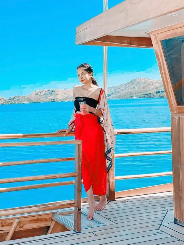 10 Potret Kirana Larasati Tampil Kekinian dan Modis dengan Kain Batik