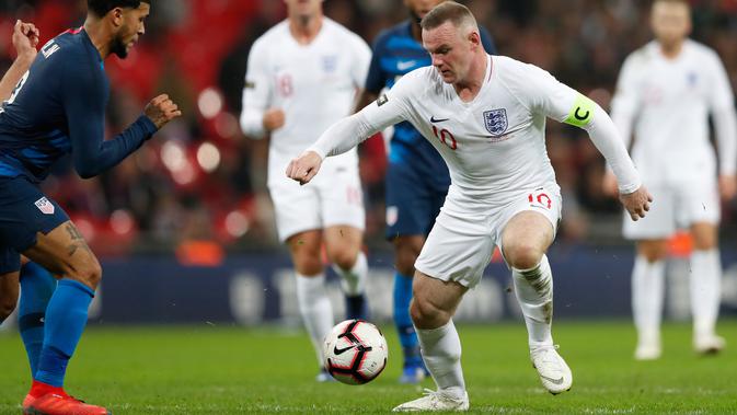 Striker Inggris, Wayne Rooney berusaha melewati pemain AS, Matt Miazga selama pertandingan persahabatan di Stadion Wembley, Inggris (16/11). Rooney yang sebenarnya sudah pensiun pada 2016. (AP Photo/Alastair Grant)