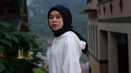 Pandai padu padankan outfit yang dikenakannya, Lesti Kejora sering dipuji warganet. Kenakan hoodie putih, celana hitam dan jilbab hitam, penampilan santai Lesti Kejora ini tampak simpel. Sejak putuskan berhijab 4 atau 5 tahun yang lalu, gaya berpakaian artis berusia 25 tahun ini sering jadi inspirasi untuk para penggemarnya dan pengikutnya di Instagram. (Liputan6.com/IG/@lestykejora)