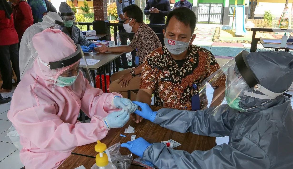 Pegawai Lapas Kemenkumham menjalani rapid test di Lembaga Pembinaan Khusus Anak (LPKA) Klas I Tangerang, Banten, Sabtu (30/5/2020). Rapid test yang dilakukan dengan mengambil sampel darah diteteskan pada alat uji rapid test Covid-19 yang dapat diketahui 5-10 menit. (Liputan6.com/Fery Pradolo)
