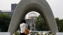 Wanita berdoa di depan Monumen memperingati 70 tahun serangan terhadap Hiroshima, Jepang, Selasa  (4/8/2015).  AS menjatuhkan bom atom pada  6 Agustus 1945 dan  menewaskan hampir 140.000 orang.(REUTERS/Toru Hanai)