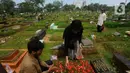 Bersama keluarga besar, mereka berdoa bersama di sisi makam kerabat yang sudah meninggal dunia. (merdeka.com/Arie Basuki)