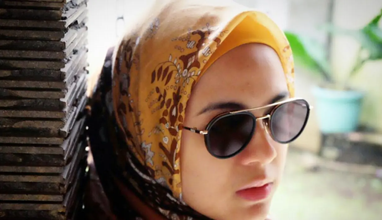 Pujian cantik dengan penampilan baru perempuan yang terkenal lewat perannya Jeng Kelin tersebut. Ada juga yang terharu dengan keputusannya menutup auratnya tersebut. "Entah kenapa aku terharu ikut senang:')" tulis iwed30. (Instagram/kinosnoski)