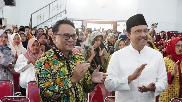Menteri Sosial (Mensos) Saifullah Yusuf berdialog dengan siswa Sekolah Rakyat Pati.