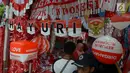 Pedagang bendera melayani pembeli di kawasan Pasar Jatinegara, Jakarta, Rabu (14/8/2019). Pedagang musiman memajang beragam jenis aksesoris seperti bendera merah putih, umbul-umbul dan lambang Garuda untuk perayaan HUT ke-74 RI pada 17 Agustus 2019 mendatang. (merdeka.com/imam buhori)