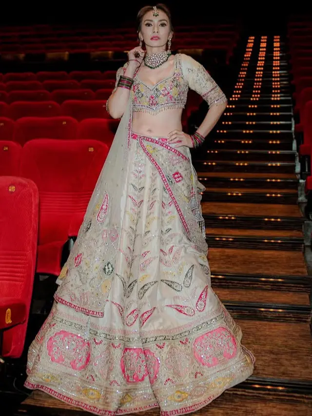 Masayu Anastasia Dibalut Lehenga saat Premier Film Terbarunya. [@masayuanastasia]