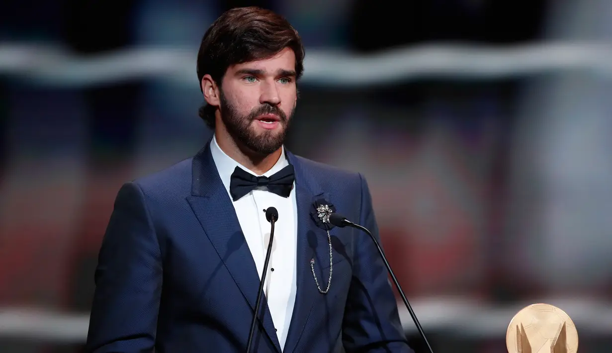 Kiper Liverpool Alisson Becker menunjukkan piala Yachine Trophy saat meraihnya dalam malam penghargaan Ballon d'Or 2019 di Chatelet Theatre, Paris, Prancis, Senin (2/12/2019). Alisson diakui sebagai kiper pria terbaik di dunia oleh France Football Magazine. (AP Photo/Francois Mori)