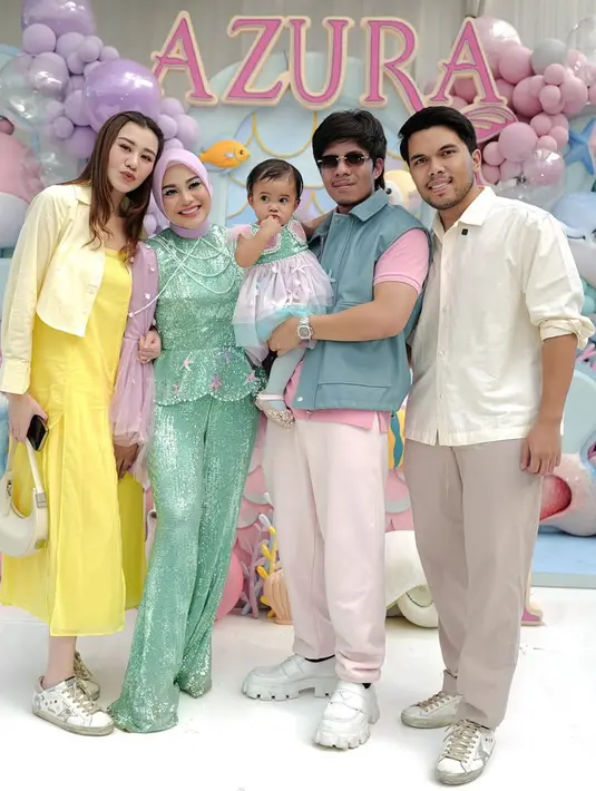 Di ultah Azura, spekulasi Aaliyah hamil semakin merebak. Netizen mengamati penampilannya yang selalu memakai flat shoes dan dress panjang, setelah muncul video teman-teman Aaliyah tampak mengelus perutnya pada momen kondangan bulan Oktober 2024 lalu. (Liputan6.com/IG/@thariqhalilintar)