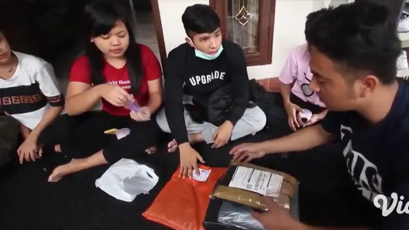 Unboxing Hadiah dari Penggemar dan Cerita Hal yang Dirindukan Selama Ramadan di Kepoin LIDA ZOZO Eps 67-68,. sumberfoto: Vidio