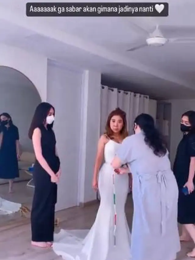 7 Momen Kiky Saputri Fitting Baju Pengantin, Tampil Menawan dengan Gaun Putih