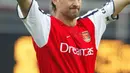 1. Tony Adams - Legenda Arsenal yang bersahabat dengan alkohol dan jeruji penjara. Hal tersebut ia lakukan karena melakukan banyak tindakan kriminal. (AFP/Adrian Dennis)
