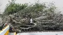 Salah satu pekerja bersiap membersihkan puing-puing di sebuah jembatan yang hancur saat serangan topan Rammasun, di Batangas, Manila, (17/7/2014). (REUTERS/Erik De Castro)