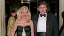 Miliarder Donald Trump dan istrinya Ivana tiba pada sebuah acara sosial di New York, Amerika Serikat, 4 Desember 1989. Ivana, mantan istri Donald Trump, meninggal dunia pada 14 Juli 2022 waktu New York. (Bill SWERSEY/AFP)