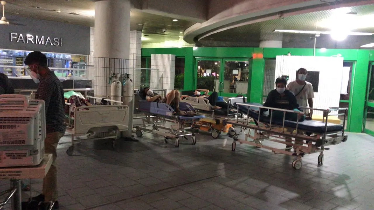 Penumpukan Pasien Covid-19 di IGD RSUD dr Soetomo Surabaya