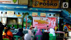 Petugas kesehatan menyuntikan vaksin COVID-19 kepada seorang warga di Balai RW 02, Jati Padang, jakarta Selatan, selasa (28/06/20222). Vaksinasi ini diselenggarakan Polsek Pasar Minggu, dalam rangka HUT Bhayangkara Ke-76. (merdeka.com/Arie Basuki)