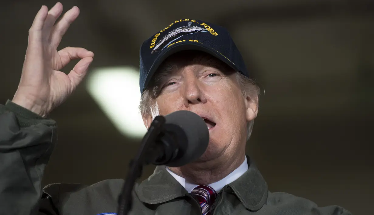 US President Donald Trump speaks aboard the pre-commissioned USS Gerald R. Ford aircraft carrier in Newport News, Virginia, March 2, 2017. / AFP PHOTO / SAUL LOEB