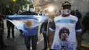 Fans Diego Maradona berkumpul di depan Rumah Sakit di La Plata, Argentina, Selasa (3/11/2020). Sejumlah fans Argentina berkumpul di depan rumah sakit untuk memberi dukungan kepada sang legenda. (AP/Natacha Pisarenko)