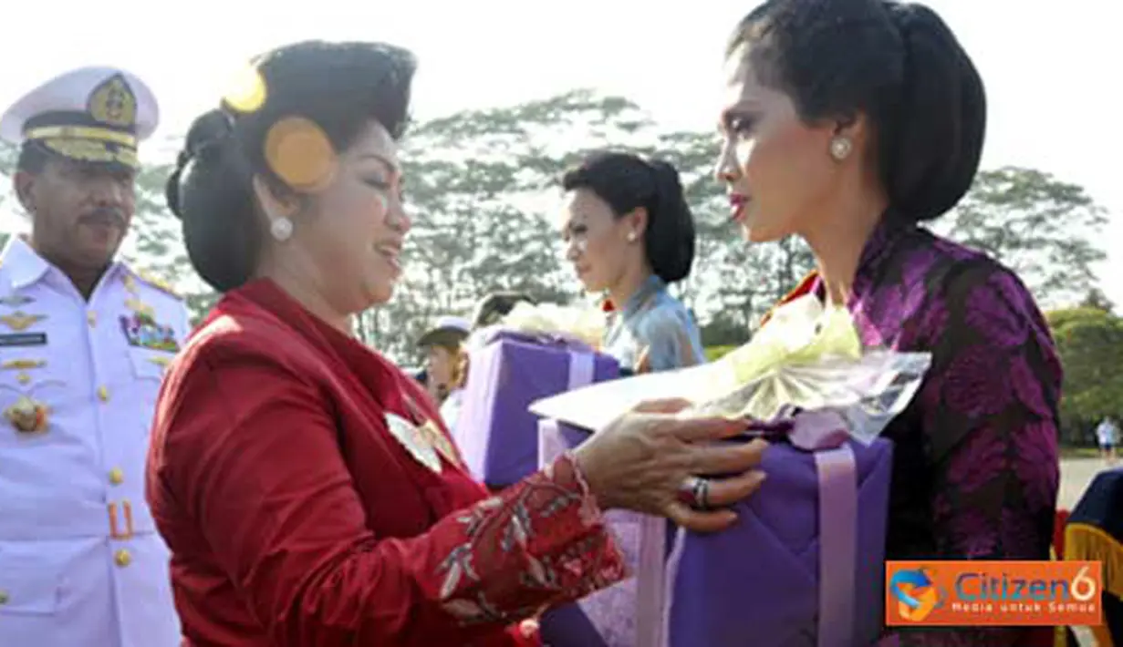 Citizen6, Jakarta: Istri Panglima TNI Laksamana TNI Agus Suhartono, S.E., memberikan apresiasi kepada wanita TNI, Jakarta, Kamis (21/4). (Pengirim: Badarudin Bakri Badar)
