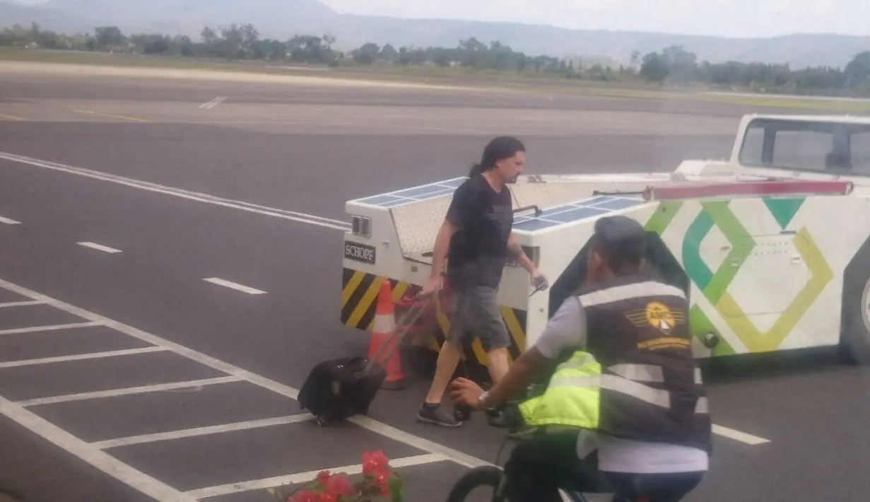 Minggu (1/10/2017), di Bandara Adisucipto, sekitar pukul 11.00 WIB, para personel Dream Theater hendak meninggalkan Jogjakarta dan berhasil tertangkap kamera tim Bintang.com. (Bambang E.Ros/Bintang.com)