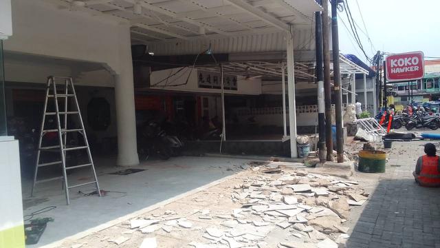 Satpol PP Jakarta Bongkar Paksa Puluhan Ruko Serobot Bahu Jalan dan Tutup Saluran Air di Pluit